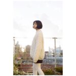Mitsuki Takahata Instagram – この仕事をしていると﻿
あれ？私タイムスリップした？？﻿
と思うことがままある。﻿
﻿
最近もまさに。﻿
外に出ると桜の木からはもう緑が顔を出していて、﻿
ダイジェストの様に季節を感じていた記憶はあるのだけれど、肌で空気に触れるのとはまた違って。﻿
﻿
てなわけで、﻿
気付けば白ニットの季節なんてとうに過ぎてるやないかい！！
と、焦って載せました。いま。笑﻿
この頃はまだ、外ではしゃぐと鼻の頭が赤くなるくらいだった。﻿
３枚目がお気に入り🕺﻿
﻿
#纏い纏われふりふられ ﻿
#不定期私服連載﻿
﻿
﻿
本日から11日まで、﻿
WAITRESS福岡、博多座。たのしみ。