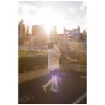 Mitsuki Takahata Instagram – この仕事をしていると﻿
あれ？私タイムスリップした？？﻿
と思うことがままある。﻿
﻿
最近もまさに。﻿
外に出ると桜の木からはもう緑が顔を出していて、﻿
ダイジェストの様に季節を感じていた記憶はあるのだけれど、肌で空気に触れるのとはまた違って。﻿
﻿
てなわけで、﻿
気付けば白ニットの季節なんてとうに過ぎてるやないかい！！
と、焦って載せました。いま。笑﻿
この頃はまだ、外ではしゃぐと鼻の頭が赤くなるくらいだった。﻿
３枚目がお気に入り🕺﻿
﻿
#纏い纏われふりふられ ﻿
#不定期私服連載﻿
﻿
﻿
本日から11日まで、﻿
WAITRESS福岡、博多座。たのしみ。