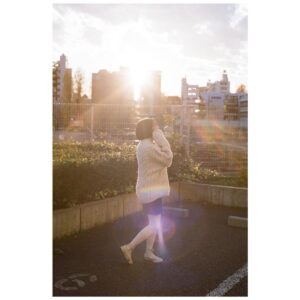 Mitsuki Takahata Instagram - この仕事をしていると﻿
あれ？私タイムスリップした？？﻿
と思うことがままある。﻿
﻿
最近もまさに。﻿
外に出ると桜の木からはもう緑が顔を出していて、﻿
ダイジェストの様に季節を感じていた記憶はあるのだけれど、肌で空気に触れるのとはまた違って。﻿
﻿
てなわけで、﻿
気付けば白ニットの季節なんてとうに過ぎてるやないかい！！
と、焦って載せました。いま。笑﻿
この頃はまだ、外ではしゃぐと鼻の頭が赤くなるくらいだった。﻿
３枚目がお気に入り🕺﻿
﻿
#纏い纏われふりふられ ﻿
#不定期私服連載﻿
﻿
﻿
本日から11日まで、﻿
WAITRESS福岡、博多座。たのしみ。