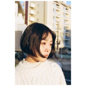 Mitsuki Takahata Instagram - この仕事をしていると﻿
あれ？私タイムスリップした？？﻿
と思うことがままある。﻿
﻿
最近もまさに。﻿
外に出ると桜の木からはもう緑が顔を出していて、﻿
ダイジェストの様に季節を感じていた記憶はあるのだけれど、肌で空気に触れるのとはまた違って。﻿
﻿
てなわけで、﻿
気付けば白ニットの季節なんてとうに過ぎてるやないかい！！
と、焦って載せました。いま。笑﻿
この頃はまだ、外ではしゃぐと鼻の頭が赤くなるくらいだった。﻿
３枚目がお気に入り🕺﻿
﻿
#纏い纏われふりふられ ﻿
#不定期私服連載﻿
﻿
﻿
本日から11日まで、﻿
WAITRESS福岡、博多座。たのしみ。