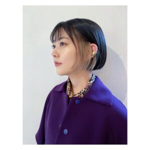 Mitsuki Takahata Instagram - 期間限定のシルバーに
テンション上がって
案の定、半目。笑

@fleuri.jp 

学生時代の同級生が
染めてくれたんだ〜☺️
#インナーカラー