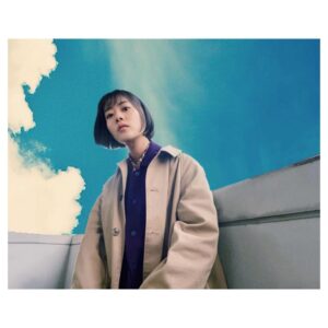 Mitsuki Takahata Instagram - 期間限定のシルバーに
テンション上がって
案の定、半目。笑

@fleuri.jp 

学生時代の同級生が
染めてくれたんだ〜☺️
#インナーカラー