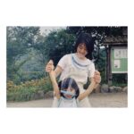 Mitsuki Takahata Instagram - 不機嫌ひなたが可愛すぎてパシャリ。﻿ ﻿ そりゃあ、﻿ 生きてりゃそんな日もあるよねぇ☺️ ﻿ ﻿ 本日21時。第2話。ぜひに。﻿ ﻿ ﻿ #にじいろカルテ ﻿ #film