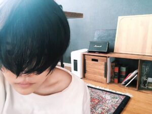 Mitsuki Takahata Instagram - 前髪伸び太郎。
﻿
﻿
美容室に行くタイミングが計れずにいたら、﻿
いつの間にかLです🍭笑
﻿
﻿
全然関係ないけど、﻿
このペルシャがとってもお気に入り。可愛くないかい😌
﻿

#ペルシャ絨毯のある暮らし ﻿
﻿
﻿
﻿