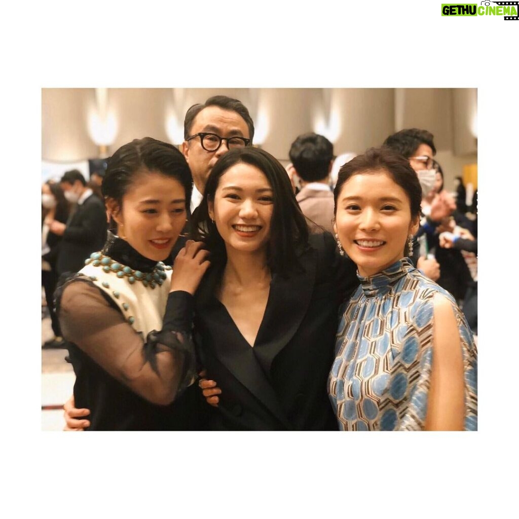 Mitsuki Takahata Instagram - 左から﻿ ミミ、喪服ちゃん、パーカーちゃん。﻿ ﻿ ﻿ うしろは、、、えっと。。笑﻿ ﻿ ﻿ ﻿ #問題のあるレストラン﻿ #胸熱な再集結﻿ #at日本アカデミー賞 #with三谷監督﻿ ﻿ ﻿ カメラマンはまさかの﻿ 通りすがりの是枝監督。笑﻿ ☺️☺️☺️☺️