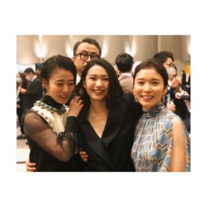 Mitsuki Takahata Instagram - 左から﻿
ミミ、喪服ちゃん、パーカーちゃん。﻿
﻿
﻿
うしろは、、、えっと。。笑﻿
﻿
﻿
﻿
#問題のあるレストラン﻿
#胸熱な再集結﻿

#at日本アカデミー賞
#with三谷監督﻿
﻿
﻿
カメラマンはまさかの﻿
通りすがりの是枝監督。笑﻿ ☺️☺️☺️☺️
