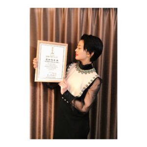 Mitsuki Takahata Instagram - 第43回 #日本アカデミー賞 にて﻿
優秀助演女優賞をいただきました。﻿
﻿
やったね！🍌﻿
﻿
アカデミーの場には2度目の参加でしたが、﻿
なんというか、、うまく言えないけれど、﻿
友人の結婚式にお邪魔する感覚に﻿
少し似ています。笑﻿
﻿
目の前で、ひとが最高に喜んでいる姿を見ると﻿
なんだか泣けてくるというか、﻿
こちらも最高に嬉しくなってくるといいますか。﻿
﻿
幸せをお裾分けしてもらえる感覚が、﻿
少し似ています。﻿
﻿
﻿
今回は友人の桃李くんが呼ばれた瞬間、﻿
全身の血がガッと沸いて﻿
めちゃくちゃ嬉しくなりました。﻿
新聞記者出てないけど！笑﻿
﻿
前回の花も然り😊﻿
﻿
﻿
私は、次こそは、﻿
作品を引き提げて、チームの皆んなで。﻿
この場にまた来たいな、と思いました。﻿
﻿
﻿
﻿
#こんな夜更けにバナナかよ　チームの皆に。﻿
愛を込めて💋