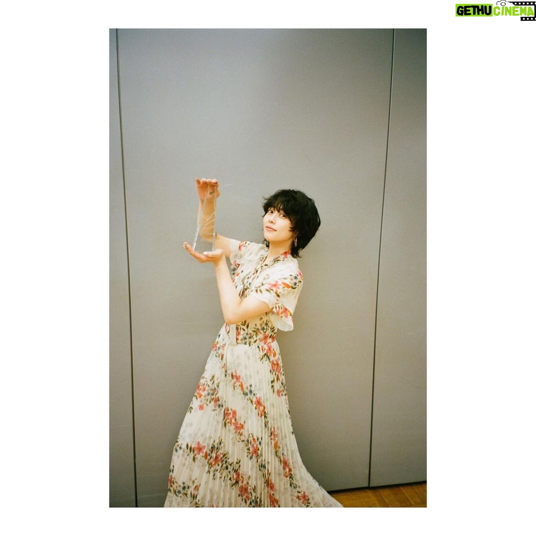 Mitsuki Takahata Instagram - 第103回 ザテレビジョンドラマアカデミー賞 主演女優賞 いただきました。 やったね!☺️☺️☺️☺️ #同期のサクラ #トロフィーが透明すぎて見えぬ。笑 #film