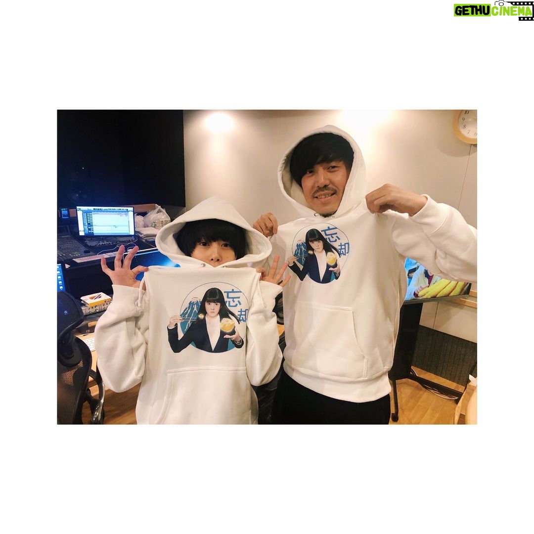 Mitsuki Takahata Instagram - #忘却のサチコ トレーナー。 世界に2着、だけ。わお! 監督のサンタさんとペアルック✌︎ #OAまで1時間 みてね。