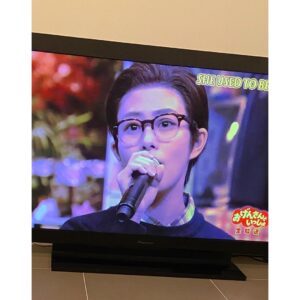 Mitsuki Takahata Instagram - 昨夜は大変豊かな夜でした☺️﻿
﻿
ラジオでも話したけれど、﻿
いま、物事を説明してもらえてしまうことが多いこの世の中で、﻿
（この作品のどこがどう凄いか、とか。どこでどう感動するべきか、とか。）﻿
じぶんの心で、観て、感じて、﻿
空白の部分を自分の頭や心で埋めていけるような。﻿
感受性の筋肉が鍛えられるような。﻿
﻿
そんな素敵な時間や空間がもっと増えると良いな、なんて。﻿
おげんさんの中でのダンスパフォーマンスを観ながら、そんな事を考えていました。﻿
﻿
私は出演者だったけれど、﻿
観ていてとっても豊かな気持ちにしてもらえました。#おげんさんといっしょ　ありがとー！♡﻿
﻿
私の大好きなミュージカル、Waitressの『She used to be mine 』も聴いてもらえて良かった！来年3月楽しみです💃🕺﻿
﻿
…流石にお父さんルックでの歌唱はシュールでしたね。笑