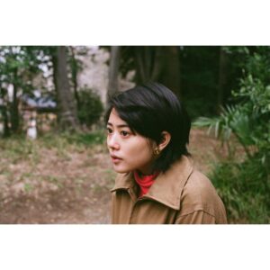 Mitsuki Takahata Instagram - ツナギは　@mana.snow 
スタイリスト山本マナさんの。﻿
﻿
ピンクインナーは　@asami_usuda ﻿
臼田あさみちゃんの。﻿
﻿
﻿
親しいひとが作る服は、﻿
着ていてとっても心地がよいのです。﻿
﻿
﻿
足元は　@maisonmargiela 
足袋ブーツ。赤。﻿
赤めちゃくちゃ履きやすくってオススメ🟥﻿
﻿
﻿
#不定期私服連載﻿
#纏い纏われふりふられ

この頃まだ寒かったなあ。