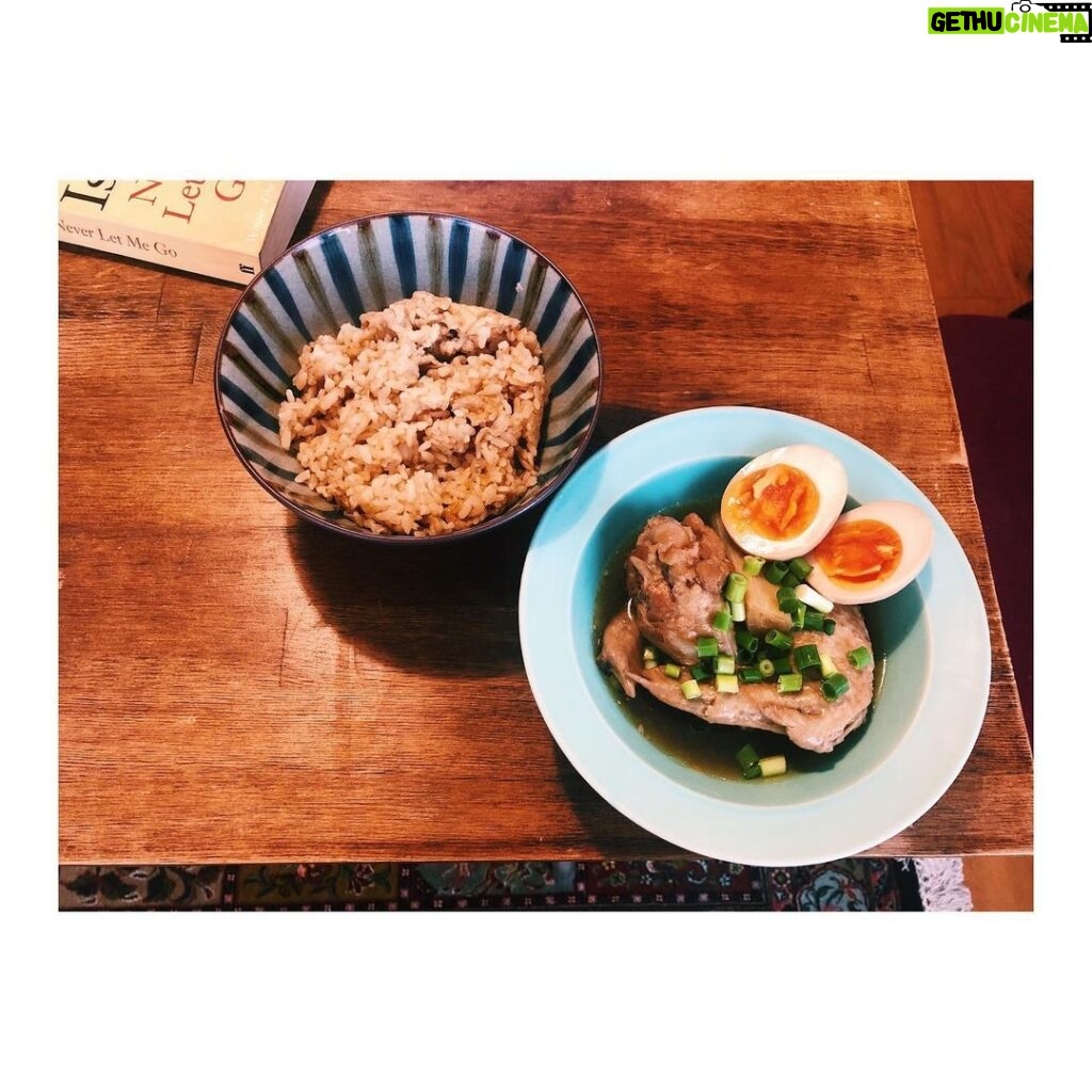 Mitsuki Takahata Instagram - よく作る鳥手羽のすっぱ煮、﻿ 卵の半熟具合が天才じゃ！！﻿ ﻿ と、﻿ 思ったのだけれど。﻿ ﻿ 春だしね、と 共に炊いた竹の子ご飯は、﻿ アク抜き失敗でエグエグのエグ。﻿ ﻿ どうやったらしっかり灰汁抜きできるの？？﻿ 教えて〜😂﻿ ﻿ ﻿ #じゃあ水煮買えよ問題