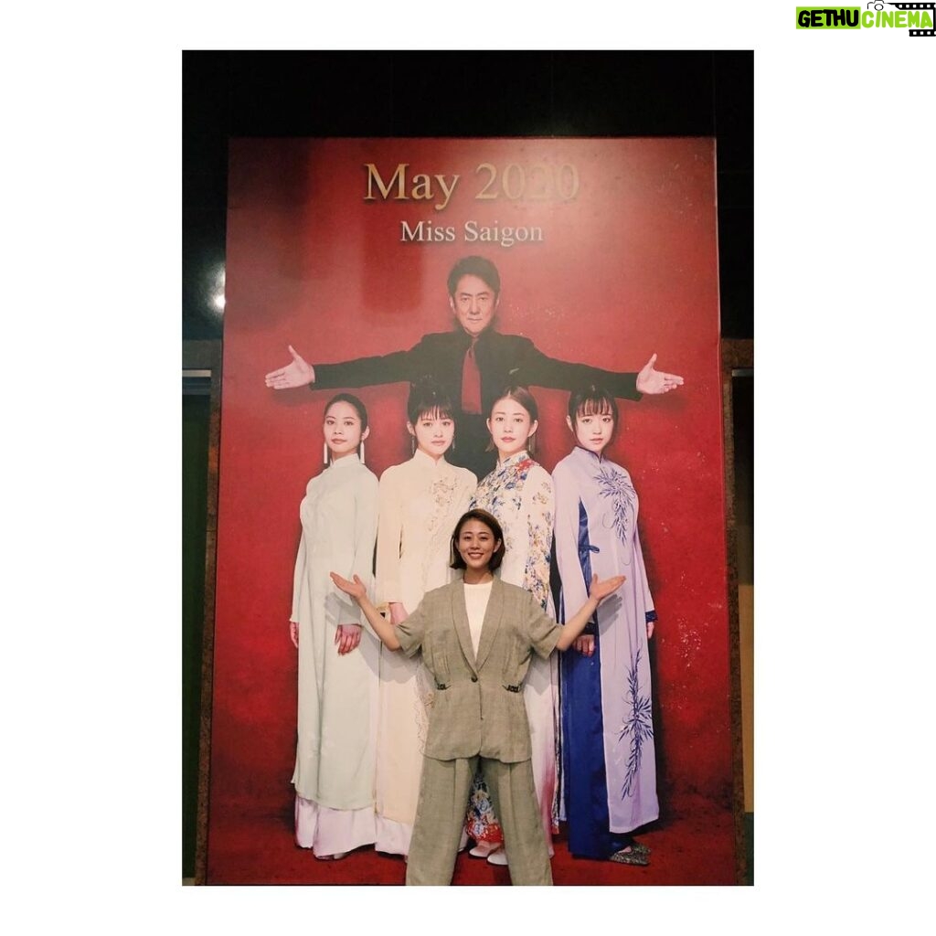 Mitsuki Takahata Instagram - 本日発表になりましたが、﻿ 今年5月から帝劇にて公演が予定されていました﻿ ミュージカル『ミスサイゴン』﻿ 全公演中止となりました。﻿ 地方公演も同じく、全て中止となります。﻿ ﻿ ﻿ オーディションが約2年前。﻿ そこから今年のゴールに向けて沢山の方の力を借りながら地道に走ってきた道が、ストンと切られてしまいました。﻿ 楽しみにしてくださっていた方々にも、大変申し訳ない気持ちです。﻿ ﻿ ﻿ ただ、私も稽古をしながら、﻿ 昨今の状況を見ながら、おそらく公演は厳しいだろうと考えていたので、中止を伝えられた時は、不思議と静かな湖の水面のような。﻿ とても穏やかな気持ちでした。﻿ ﻿ ﻿ 稽古自体、状況に応じて急な休みも多く、﻿ わざわざ来日してくれた海外スタッフも明日がどうなるか分からぬ状況の中、かなりのスピードで稽古をつけてくれていたので、﻿ 本番が無くなるかもしれない不安と同じくらい、もしかしたら相当な稽古不足の中で本番に挑まなければならないのでは？という不安もありました。﻿ なので、早いタイミングで決断してくださった制作さんには大変感謝しております。﻿ ﻿ ﻿ 私自身、大好きな作品への参加だったので、﻿ 出来ればじっくりと、みんなで理解を深めて舞台に立ちたいという思いがあり、﻿ 今はそのタイミングでは無かったのだな、と、頭のスイッチを切り替えている所です。﻿ ﻿ ﻿ 私にとっては初めての、一つの役に4人で挑む、というカタチだったので、稽古に入る前はどうなるんだろう、、？と不安もありましたが、いざ稽古に入ってみると、﻿ 嬉しいことは4倍に、辛いことは1/4になる、とても不思議な感覚でした。﻿ 昆ちゃんさくらこ屋比久ちゃんと共にキャスティングしてもらえた事は、とても幸運だったなと感じています。﻿ ﻿ なので今回の決定も、4人でなんとか悲しみを1/4に。﻿ ﻿ そして出来ればリベンジを誓い合いたいな、と、思っています。﻿ といっても、私もうかうかしてたら30歳なので皆んなにリベンジは止められるかもしれませんが。笑(キムの登場シーンは17歳)﻿ ﻿ ﻿ ただ、3月の稽古期間は本当に楽しく、﻿ 久々に、こんな充実した日々はなかなか無いな！と思う毎日でした。最高でした。﻿ ﻿ ﻿ そして今日から、というか決まったのは数日前だったので少し前から、﻿ 私は完全なる暇人と化しております。笑﻿ 時間が有り過ぎて、うちで踊ろうの動画作成もできた笑﻿ ﻿ 長期休みはいつも海外に行ってしまう私なので、それが出来ない長期休みは初めてで。﻿ これはもう、思う存分おうちで出来る楽しいことを発掘していくしかないっ！﻿ ﻿ ﻿ ﻿ なかなか終わりの見えない闘いなので、皆さん気が滅入る事も多いかと思いますが、﻿ 見えないだけで、終わりが無い闘いではないと思います。﻿ かつての戦争のように(引き合いに出すのは不謹慎かもしれませんが)、憎むべき相手が人や国ではなく、ウイルスである、というのは不幸中の幸いだと感じています。﻿ 丁度ミスサイゴンのためにベトナム戦争について学んでいたので、余計とそう感じます。﻿ ﻿ ﻿ なんとか気持ちをポジティブに、﻿ そしてヘルシーに。﻿ ﻿ ﻿ いつか遠くない未来、﻿ 劇場の中で、客席の皆さんと感情の濃厚接触ができる日を夢見て。﻿ ﻿ ﻿ 長文失礼しました。﻿ 愛を込めて…😌﻿ #misssaigon2020 ﻿ ﻿ 高畑充希