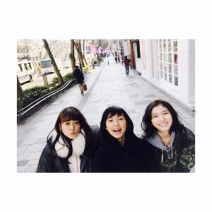 Mitsuki Takahata Instagram - 左から﻿
ミミ、喪服ちゃん、パーカーちゃん。﻿
﻿
﻿
うしろは、、、えっと。。笑﻿
﻿
﻿
﻿
#問題のあるレストラン﻿
#胸熱な再集結﻿

#at日本アカデミー賞
#with三谷監督﻿
﻿
﻿
カメラマンはまさかの﻿
通りすがりの是枝監督。笑﻿ ☺️☺️☺️☺️