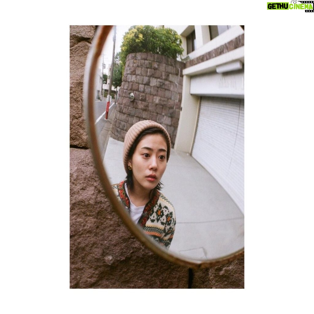Mitsuki Takahata Instagram - 柄を背負うわたし。﻿ ﻿ 映り込むカメラマン。﻿ ﻿ ﻿ ﻿ #纏い纏われふりふられ ﻿ #不定期私服連載