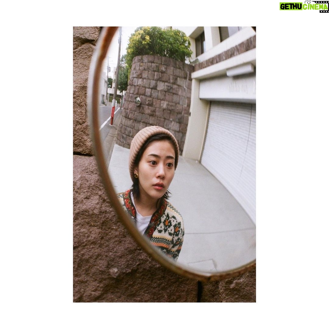 Mitsuki Takahata Instagram - 柄を背負うわたし。 映り込むカメラマン。 #纏い纏われふりふられ #不定期私服連載