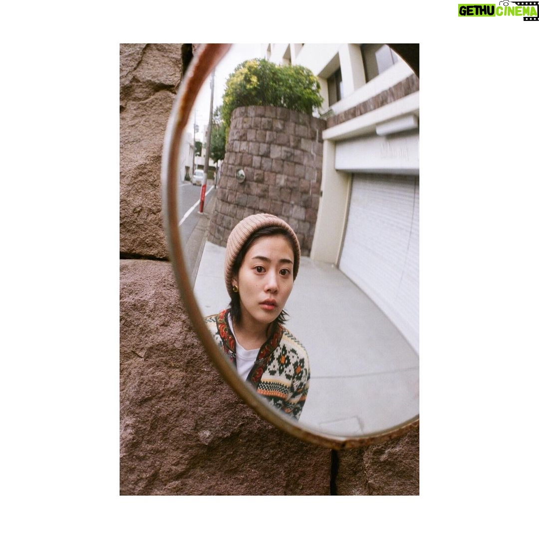 Mitsuki Takahata Instagram - 柄を背負うわたし。 映り込むカメラマン。 #纏い纏われふりふられ #不定期私服連載