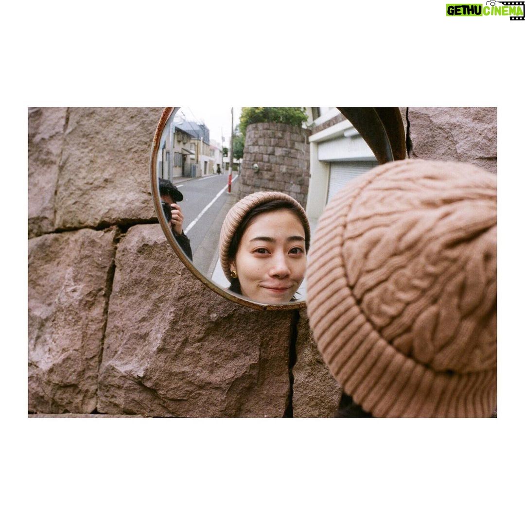 Mitsuki Takahata Instagram - 柄を背負うわたし。 映り込むカメラマン。 #纏い纏われふりふられ #不定期私服連載