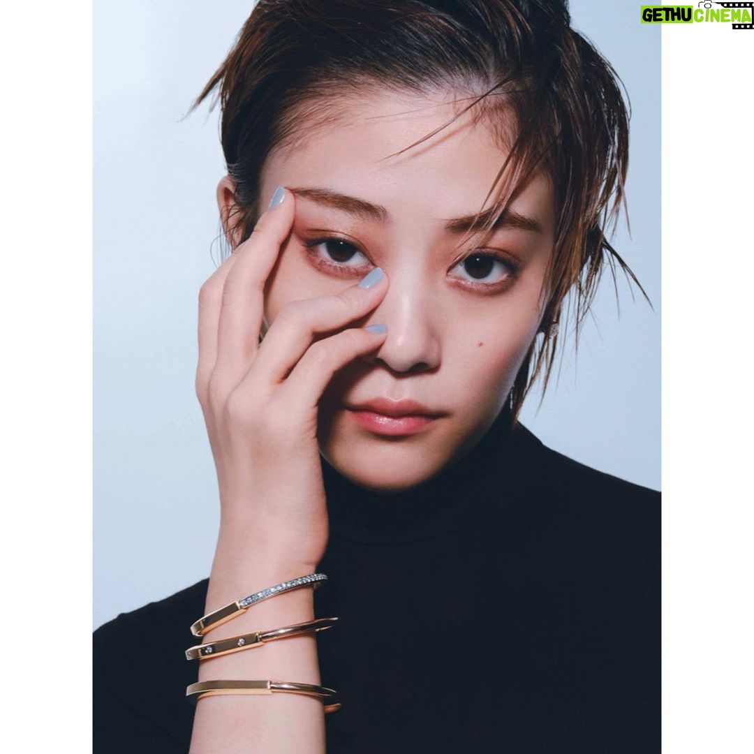 Mitsuki Takahata Instagram - ELLE Japon Nov 2022 @ellejapan Photo KODAI IKEIMITSU/be natural Styling MAI SAKAI Hair TETSUYA YAMAKATA/signo Makeup TAMAYO YAMAMOTO Nail AYAKA TANAKA/salon n @tiffanyandco の新コレクションが 初のユニセックスで とっても可愛かった🥰🥰