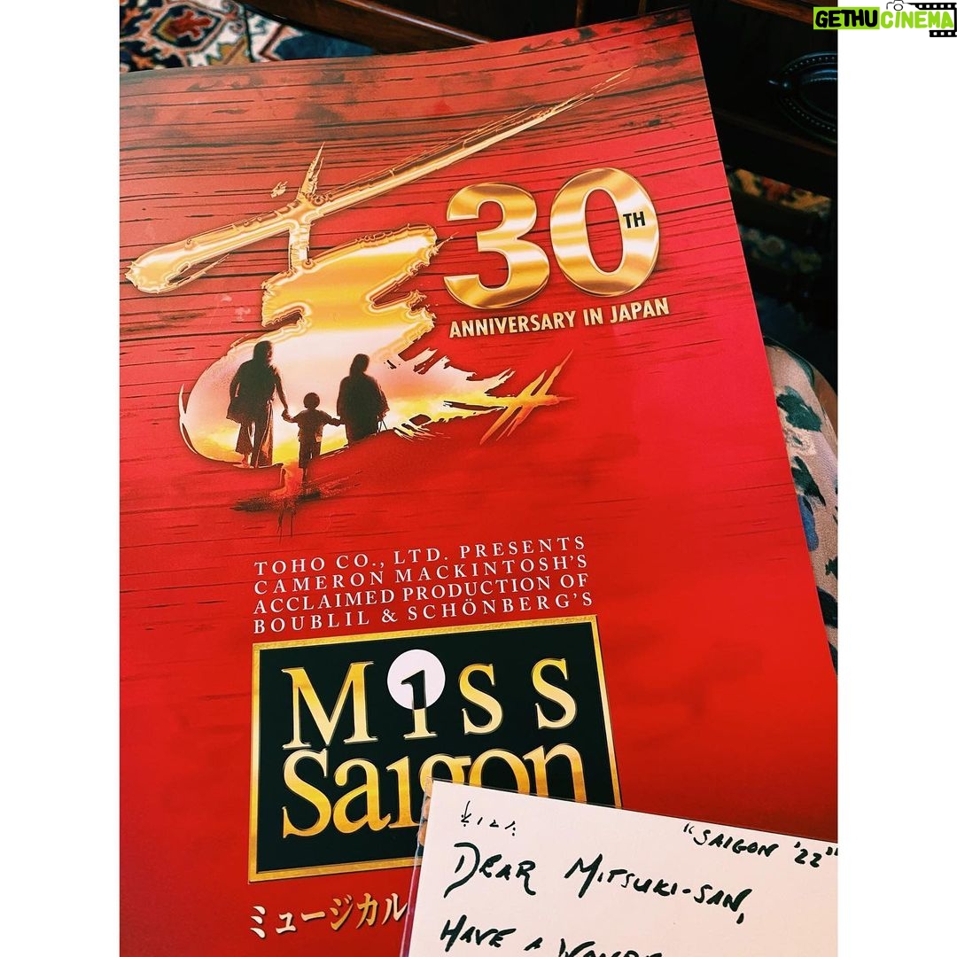 Mitsuki Takahata Instagram - Miss Saigon始まりました🇻🇳 キムの人生はあまりにも激動で、 毎日舞台に立っていると、もう、 このぼんやりとした柔らかな日常と、 あのベトナムでの日々のどちらが自分の人生なのか分からなくなってきて、 動悸が速くなったり遅くなったり。 まだまだコントロールが下手くそな私です。 役にごっくんと飲み込まれそうになる私の手を、 同じキム役の昆ちゃんと屋比久ちゃんがぎゅっと握って引き上げてくれているような気がして、 心の芯の芯の部分で、本当に支えになってくれています☺️舞台上では会えないんだけどね泣 先日、4年前のオーディションからずっと私たちを導いてくれていた海外スタッフのJPとRichardが帰国しました。 彼らは本当に素晴らしく、とても優しく、クリエイティブで、チャーミング。この作品への愛がとても強いので、そんな彼らと一緒に創作出来た時間が、本当に私の宝物になりました。ありがとう。 お別れの時(夜公演出演前)私がうっかり泣いてしまったら、JPに「これから沢山泣かなきゃいけないんだから泣かないで🥹」と言われてしまいました。そりゃそうだ。 今頃久々に家族に会えて、いい時間を過ごしているといいなぁ✨ こんなご時世なので、 初日が開いた時、うわ、奇跡だ!!と思いましたが そこから毎日。今のところ、うわ、奇跡だ!!が 続いています。 どうにか最後まで、うわ、奇跡だ!!と 言い続けたい。 「奇跡の人」に引き続き、奇跡を起こす日々です。2022。。笑 カーテンコールの時、 隣にいたMr.Saigonこと市村さんが私の手をギュッと握って 「オレたち、ミスサイゴンやってるね😆!!!」 と言いました。 ほんとだ。と、思いました。 そう、私たち ミスサイゴンやってます! 素晴らしい夏にしたいです。 #misssaigon #30th 帝国劇場