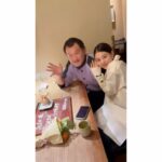 Mitsuki Takahata Instagram – 遅ればせながら。３２歳になりました！💝
めちゃくちゃ遅ればせながら、になっちゃった。笑

30過ぎてから、一年一年抱きしめながら
歳をとっていく感じが楽しいです☺️
グネグネ曲がってきたここまでの道が。
寄り道や、つまずいた道が。
あー、ここのためだったのか！！
って。
ここの通り方を知るためのあの時間だったのか！
って。

発見や納得が沢山あって、
本当にわくわくする日々です。

今年も愛する人たちと
愛をぶつけあいながら、
るんるん過ごしたいです。

いつもありがとう、みんな。
よろしくね😍

#パパ🧛ありがとう

本当のパパママも。
いつも、ありがとう笑