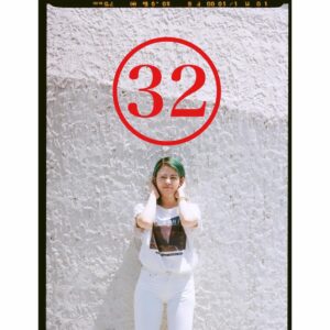 Mitsuki Takahata Instagram - 遅ればせながら。３２歳になりました！💝
めちゃくちゃ遅ればせながら、になっちゃった。笑

30過ぎてから、一年一年抱きしめながら
歳をとっていく感じが楽しいです☺️
グネグネ曲がってきたここまでの道が。
寄り道や、つまずいた道が。
あー、ここのためだったのか！！
って。
ここの通り方を知るためのあの時間だったのか！
って。

発見や納得が沢山あって、
本当にわくわくする日々です。

今年も愛する人たちと
愛をぶつけあいながら、
るんるん過ごしたいです。

いつもありがとう、みんな。
よろしくね😍

#パパ🧛ありがとう

本当のパパママも。
いつも、ありがとう笑