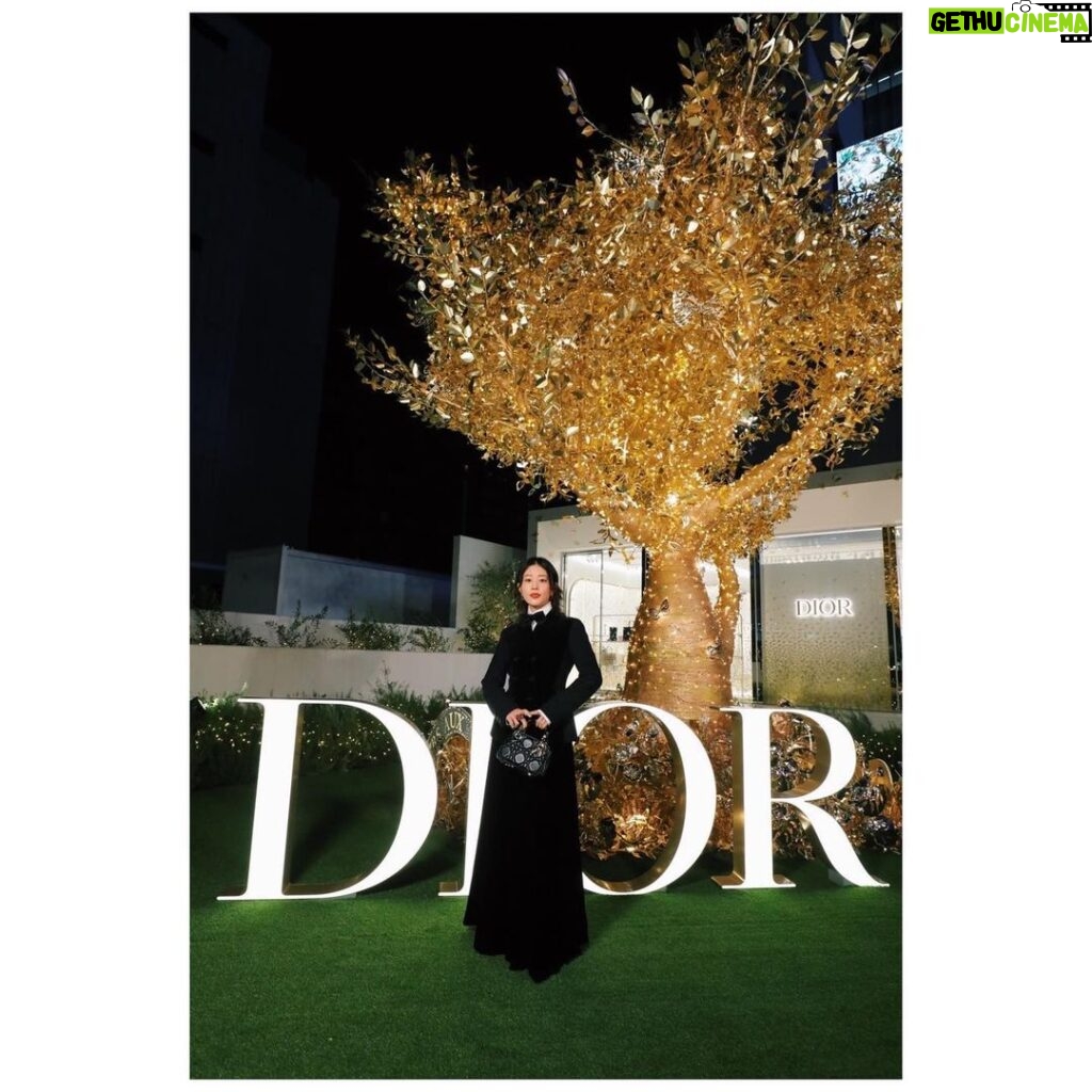 Mitsuki Takahata Instagram - 蝶ネクタイでルンルンです。 コナンくんです。 表参道がとても美しく彩られているので、 みなさまぜひ☺️✨ @Dior #DiorCruise #ディオールホリデーポップアップ #ディオールファインジュエリー #SupportedByDior