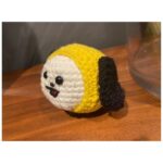 Mitsuki Takahata Instagram - BTSファンの友達に、 CHIMMYちゃんを編んでプレゼント😊 オマケのポーチも編んだけど、 隙間が多くて中身落ちそう。 ポーチの意味。笑