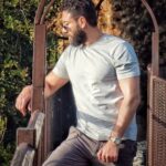 Mohamad Al Ahmad Instagram - الخير والشر .. مانن وشين لعملة وحدة .. هنن نفس الوش تماما .. محبتي وإمتناني لكل حدا اشتغل بحب وصدق ... وضمير .. 🌹🌹🌹🙏🙏🙏 #الحجرة #محمد_الأحمد #thechamber #starzplay @starzplayarabia @raedsannan @fadi_wafai @ibrahim_kanou @karim_chalghoum @alaa.griffen @mehdi.rahimzadeh @zahraamahmoud1