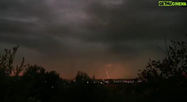 Mohamad Al Ahmad Instagram - صديقنا الغالي ابو رعد ⛈⛈⛈⛈⛈⛈⛈🌧🌧🌧🌧 #مطر #رعد #دمشق #mohamad_al_ahmad #mohamad_alahmad