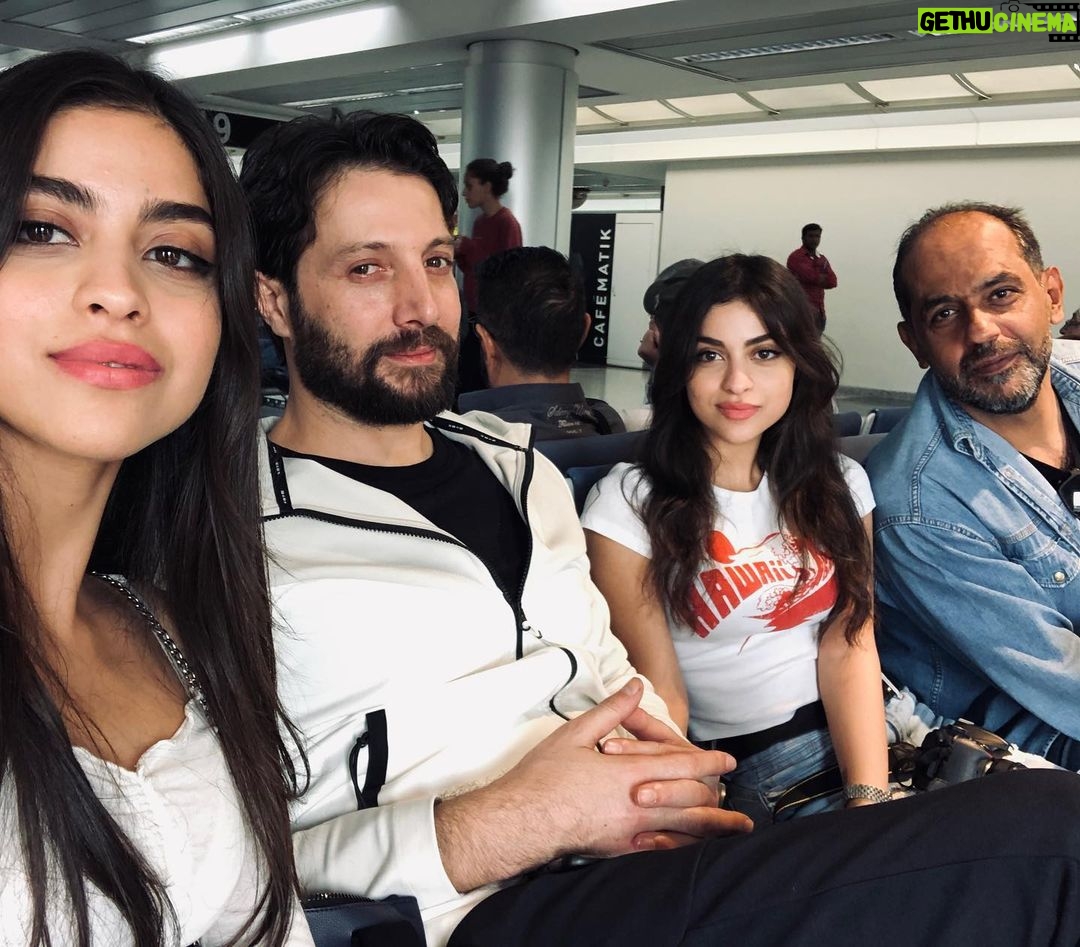 Mohamad Al Ahmad Instagram - #وصلنا #مهرجان_قرطاج_السينمائي .. ناطرينكن بالعرض الاول لفيلم نجمة الصبح في 29 ..30..31 اكتوبر #نجمة_الصبح#محمد_الاحمد#محمد_الأحمد #mohamad_al_ahmad Aéroport international de Tunis-Carthage