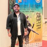 Mohamed Abdel Rahman Instagram - الحمد لله 🤲🏻 سعيد جداً بتكريمي من مهرجان شرم الشيخ الدولي للمسرح الشبابي .. خاصةً ان الدورة السادسة للمهرجان تحمل اسم النجمة القديرة سيدة المسرح العربي سميحة أيوب واللجنة العليا للمهرجان تحت رئاسة النجم الكبير محمد صبحي .. إن شاء الله اكون عند حسن اظنكم واستمر ف تقديم ادوار تعجبكم ❤️❤️