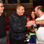 Mohamed Abdel Rahman Instagram - نورتنا يا اجمد هضبة #عمرو_دياب ومبسوط جدا ان العرض الخاص لمسرحية #في_نص_الليل عجبك ❤️❤️ من النهارده اول ليلة عرض علي مسرح #محمد_العلي