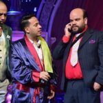 Mohamed Abdel Rahman Instagram – الحمد لله.. مبسوط جداً ب استقبالكم العظيم إمبارح لافتتاح مسرحية #هابي_نيو_يير_بالعربي 
مستنينكم الجمعة ١٥ يناير 🎉❤️
على مسرح Cairo Show (ماركيي) كايرو فستيفال سيتي – التجمع الخامس.
للحجز👈🏻 https://cutt.ly/YhLy0Bk
أو اتصل على 16826
العرض يبدأ 9:00 مساءً