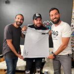 Mohamed Abdel Rahman Instagram - توتا حكى لنا كتير عن طفولته في الحلقة. سؤالنا الحلقة دي " إيه اسم مدرسة توتا في ابتدائي؟" لو عارفين الإجابة، قولوا لنا في كومنت و هنختار حد منكم يكسب تيشيرت البودكاسترز ممضي من محمد عبدالرحمن" توتا"💖 #elpodcasters #basselalzaro #karimrihan #mohamedabdelrhman #tota #competition #voo #a_mart_on_your_mobile
