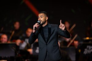 Mohamed Al Sharnuby Instagram - من حفل تكريم عمي الموسيقار الكبير صلاح الشرنوبي 
مبسوط اني كنت جزء من ليلة كبيره و ضخمه فيها اكبر نجوم الوطن العربي

شكراً معالي المستشار تركي آل الشيخ على هذا التكريم الكبير وعلى وجودي في ليله مميزه جداً بالنسبه لي 

شكراً شركة بنش مارك على التنظيم الرائع 

@turkialalshik 
@salahsharnouby 
@benchmarkksa 
@mohammedzaki.h 
@zakihasanain 

Suit by @moamenawadofficial