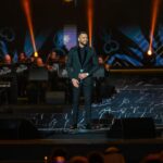 Mohamed Al Sharnuby Instagram - من حفل تكريم عمي الموسيقار الكبير صلاح الشرنوبي مبسوط اني كنت جزء من ليلة كبيره و ضخمه فيها اكبر نجوم الوطن العربي شكراً معالي المستشار تركي آل الشيخ على هذا التكريم الكبير وعلى وجودي في ليله مميزه جداً بالنسبه لي شكراً شركة بنش مارك على التنظيم الرائع @turkialalshik @salahsharnouby @benchmarkksa @mohammedzaki.h @zakihasanain Suit by @moamenawadofficial