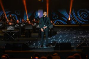 Mohamed Al Sharnuby Instagram - من حفل تكريم عمي الموسيقار الكبير صلاح الشرنوبي 
مبسوط اني كنت جزء من ليلة كبيره و ضخمه فيها اكبر نجوم الوطن العربي

شكراً معالي المستشار تركي آل الشيخ على هذا التكريم الكبير وعلى وجودي في ليله مميزه جداً بالنسبه لي 

شكراً شركة بنش مارك على التنظيم الرائع 

@turkialalshik 
@salahsharnouby 
@benchmarkksa 
@mohammedzaki.h 
@zakihasanain 

Suit by @moamenawadofficial