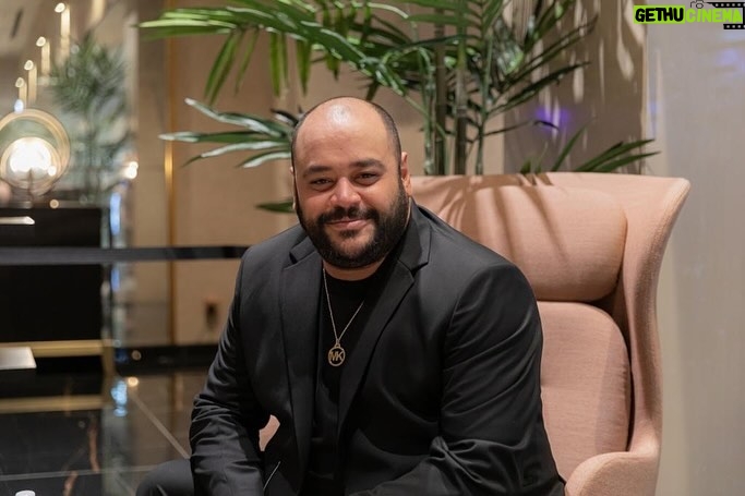 Mohamed Mamdouh Instagram - 🇸🇦 - 🇦🇪 - 🇪🇬 #وش_في_وش ♥️ ستايلاينج وملابس: @moamenawadofficial