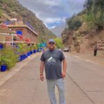 Mohamed Mamdouh Instagram - كل سنة واخواتنا المسيحيين واحنا جميعا بخير وديما كدا اخوات واصحاب وحبايب وفي ضهر بعض 💐 ملحوظة: الصورة عندنا في زهراء المعادي