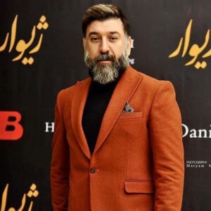 Mohsen Kiaei Instagram - علی جان 
بابا این چه وضعیتیه آخه،صدای خنده هات تو گوشمونه داداش ،این واکسن لعنتی چی شد پس ،بابا دیگه دلمون جا نداره از بس پره 😔😔😔😔😔😭😭😢😢😭