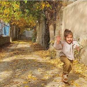 Mohsen Kiaei Instagram - تو نه میدانی چه بر ما گذشته و نه میدانی پیش رو چه داریم ،حالا بخند و سر خوش که شاید آینده از آن تو باشد 
رز🌹بابا