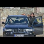 Mohsen Kiaei Instagram - ما اعضای صنوف سينماي ايران كه حرفه و معیشت خود و خانواده هایمان مستقیماً وابسته به توليد محصولات فرهنگي تصويري است ، اعتراض شدید خود را نسبت به انتقال مسئولیت شبکه نمایش خانگی از سازمان سینمایی به صدا و سیما اعلام می داریم. ما همچنین برای کسانی که پنهان و آشکار تلاش می کنند در سال جهش تولید این صنعت نوپا را به نابودی بکشانند نیز اظهار تاسف می کنیم. فرصتهاي شغلي بوجود آمده از توليد محصولات شبكه نمايش خانگي و پلتفرمهای "وی او دی " بالغ بر سه تا پنج هزار فرصت شغلي مستقيم و غير مستقيم در سال است که سیاست های غیر پاسخگوی صدا و سیما بدون شک باعث فرار سرمایه از این صنعت شده و ضرر معیشتی هنگفتی به اهالی سینما وارد خواهد کرد. سپردن سرنوشت اين پديده نوپاي تولید و توزیع به سازمانی که خود رقیب آن است تصمیمی اشتباه و غیر قابل جبران خواهد بود. نباید فراموش کرد که این شبكه نمايش خانگي و پلتفرمهای " وی او دی " بودند که در این‌ ماه های سخت بیماری فراگیر کرونا و بی رونقی سالن های سینما توانستند با اکران آنلاین کمک زیادی به سینمای ایران کنند و با تولید سریال ها و محصولات جدید در حال پيدا كردن مسیر خود جهت هرچه حرفه ای تر شدن هستند . بدیهی است که همه توليدات در يك سطح و بری از کاستی و عيب نيستند ، اما بدون شک و براساس تحلیل های تجربی / حرفه ای ، عرصه رقابت و نياز جامعه خود به خود استانداردها و كيفيت كارها را بالا خواهد برد . در حالی که میتوان پیش بینی کرد که صدا وسيما با رقابت ناصحيح با اين پديده نو پا و شاید هم با قصد حذف رقیب ، باعث از دست رفتن مخاطبین رسانه های داخلی شده و این عرصه را نیز در اختیار شبکه های ماهواره ای قرار خواهد داد. ما اصناف سینمائی از مسئولین و دلسوزان این عرصه می خواهیم که با جلوگیری از این اشتباه تاریخی، مخاطبان شبکه های داخلی را به سوی رسانه های خارجی سوق ندهند و به ایجاد بی ثباتی و فرار سرمایه گذاری مشروع از این حوزه فرهنگ و هنر دامن نزنند. انجمن صنفی کارگردانان سینما(کانون کارگردانان) انجمن صنفی تهیه کنندگان سینما (اکت) انجمن صنفی فیلمنامه نویسان سینما انجمن صنفی بازیگران سینما انجمن صنفی فیلمبرداران سینما انجمن صنفی تدوین‌گران سینما انجمن صنفی صدابرداران و صداگذاران سینما انجمن صنفی کارگردانان مستند انجمن مدیران تولید سینما انجمن صنفی چهره پردازان سینما انجمن برنامه ریزان و دستیاران کارگردان انجمن صنفی دستیاران فیلمبردار انجمن صنفی مدیران و دستیاران تدارکات سینما
