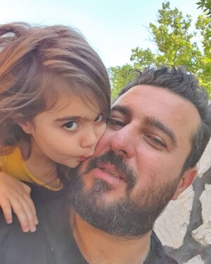 Mohsen Kiaei Instagram - از خدا دیگر چه میخواهی ،دختر نعمت است.