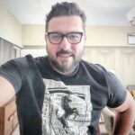 Mohsen Kiaei Instagram - روزگار عجیبی شده است ،حتی وقتی می خندیم منظورمان چیز دیگریست ،وقتی همه چیز خوب است می ترسیم ،ما به لنگیدن یک جای کار عادت کرده ایم . ابتهاج