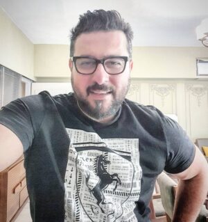 Mohsen Kiaei Instagram - روزگار عجیبی شده است ،حتی وقتی می خندیم منظورمان چیز دیگریست ،وقتی همه چیز خوب است می ترسیم ،ما به لنگیدن یک جای کار عادت کرده ایم .
ابتهاج