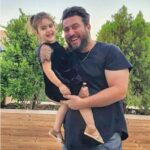 Mohsen Kiaei Instagram – دختر که داشته باشی ،خیال میکشاندت به بعداز ظهر یک روز گرم تابستانی،که گوشواره های میوه ای ،از گیلاسهای بهم چسبیده به گوش انداخته اید همانهای که هرکه بیاویزدشان از شادی لبریز میشود ،وخنده از ته دل امانش را میبرد.🌹