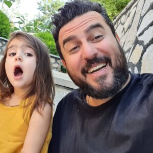 Mohsen Kiaei Instagram - مسخره بازیِ پدر دختری 🥴🥴😉🌹❤