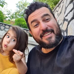 Mohsen Kiaei Instagram - مسخره بازیِ پدر دختری 🥴🥴😉🌹❤