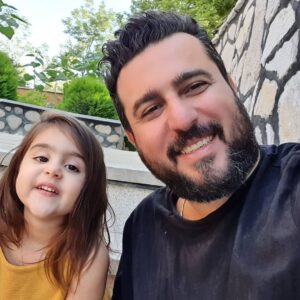 Mohsen Kiaei Instagram - مسخره بازیِ پدر دختری 🥴🥴😉🌹❤